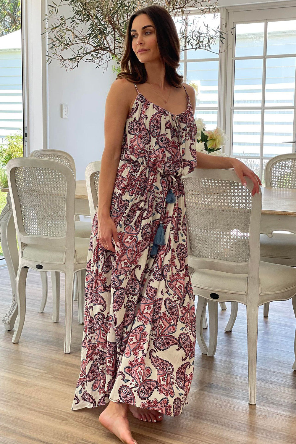 Robe longue blanche à bretelles spaghetti et imprimé cachemire Boho