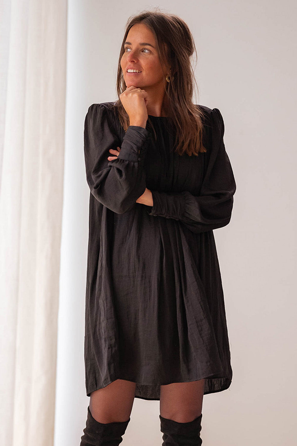 Mini-robe plissée noire unie à manches évêque