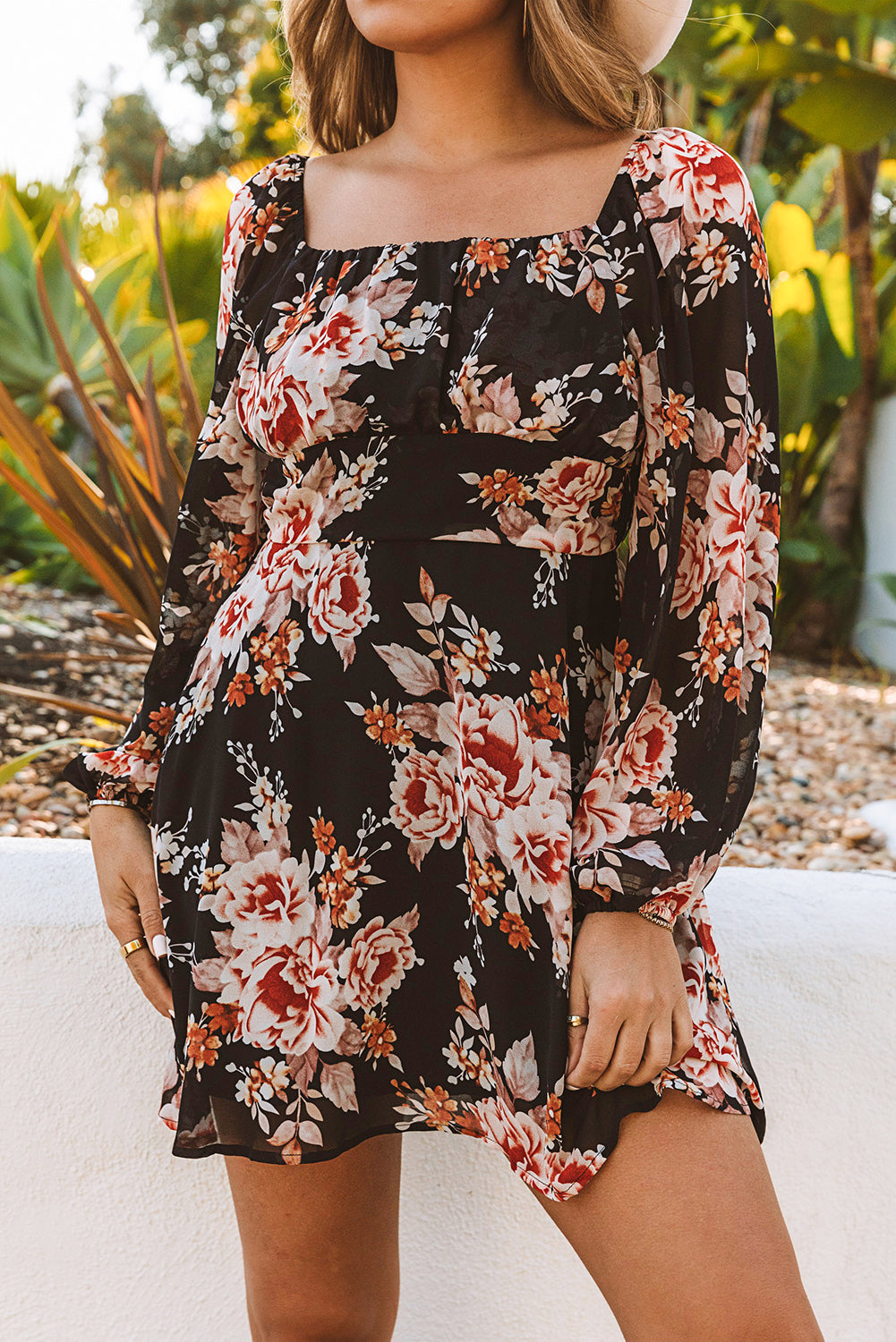 Mini-robe noire à imprimé floral et nouée au dos