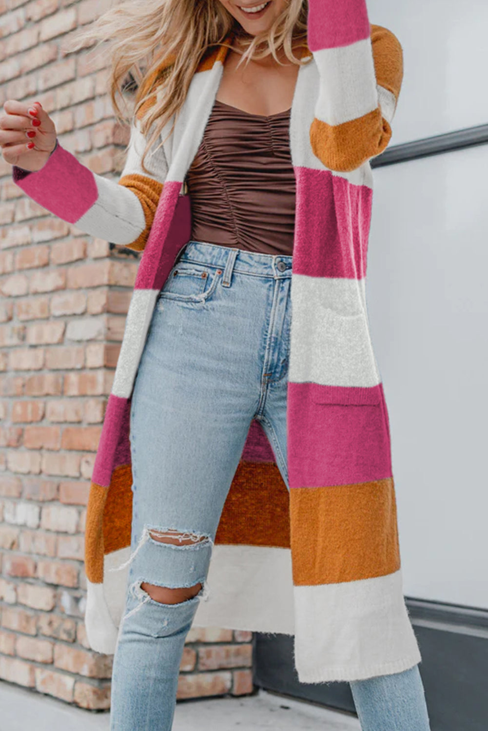 Cardigan long en tricot multicolore à blocs de couleurs ouvert sur le devant