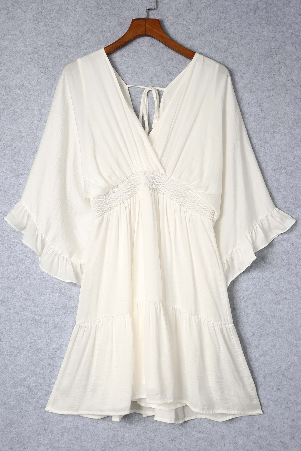 Mini-robe beige à volants et col en V, taille smockée