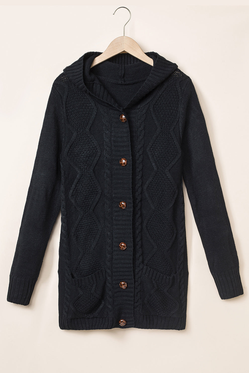 Cardigan à capuche noir en tricot à motif torsadé boutonné sur le devant 