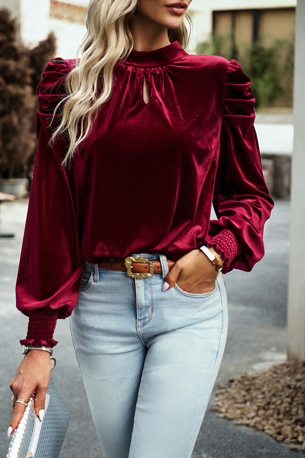 Blouse en velours rouge à col montant et manches bouffantes