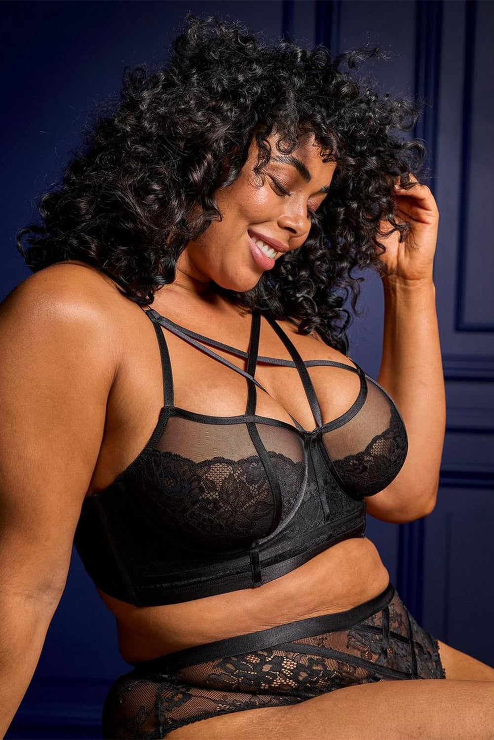 Bralette noire à bretelles croisées en dentelle grande taille