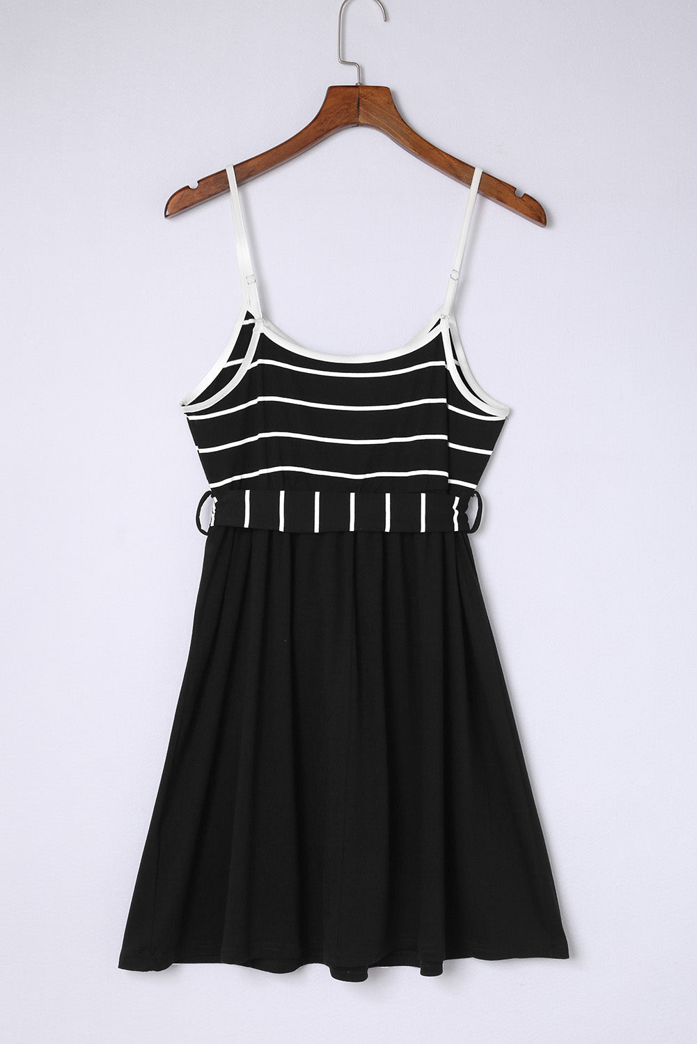 Robe caraco rayée noire à bretelles spaghetti avec ceinture