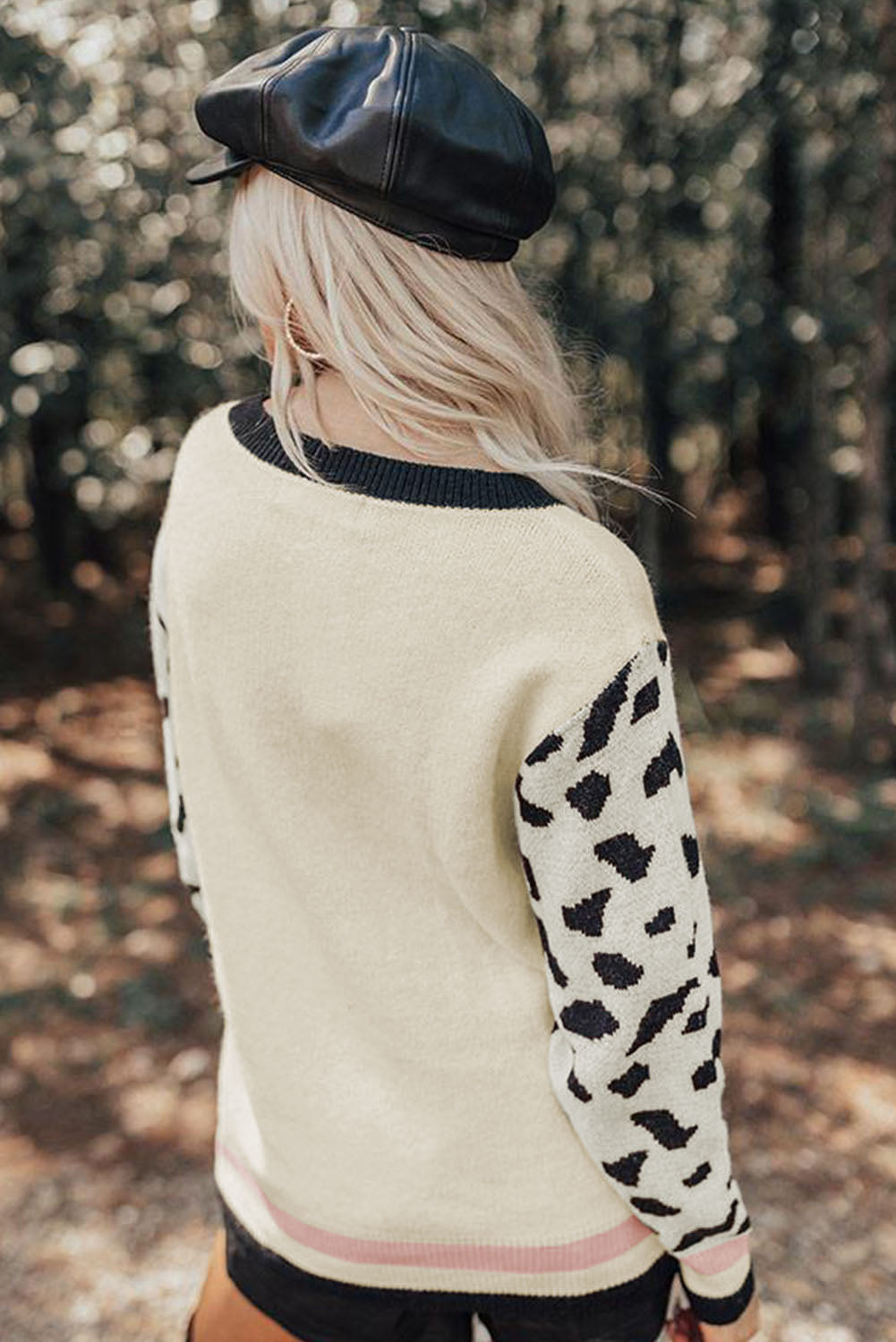 Pull blanc à manches léopard, encolure contrastée, épaules tombantes