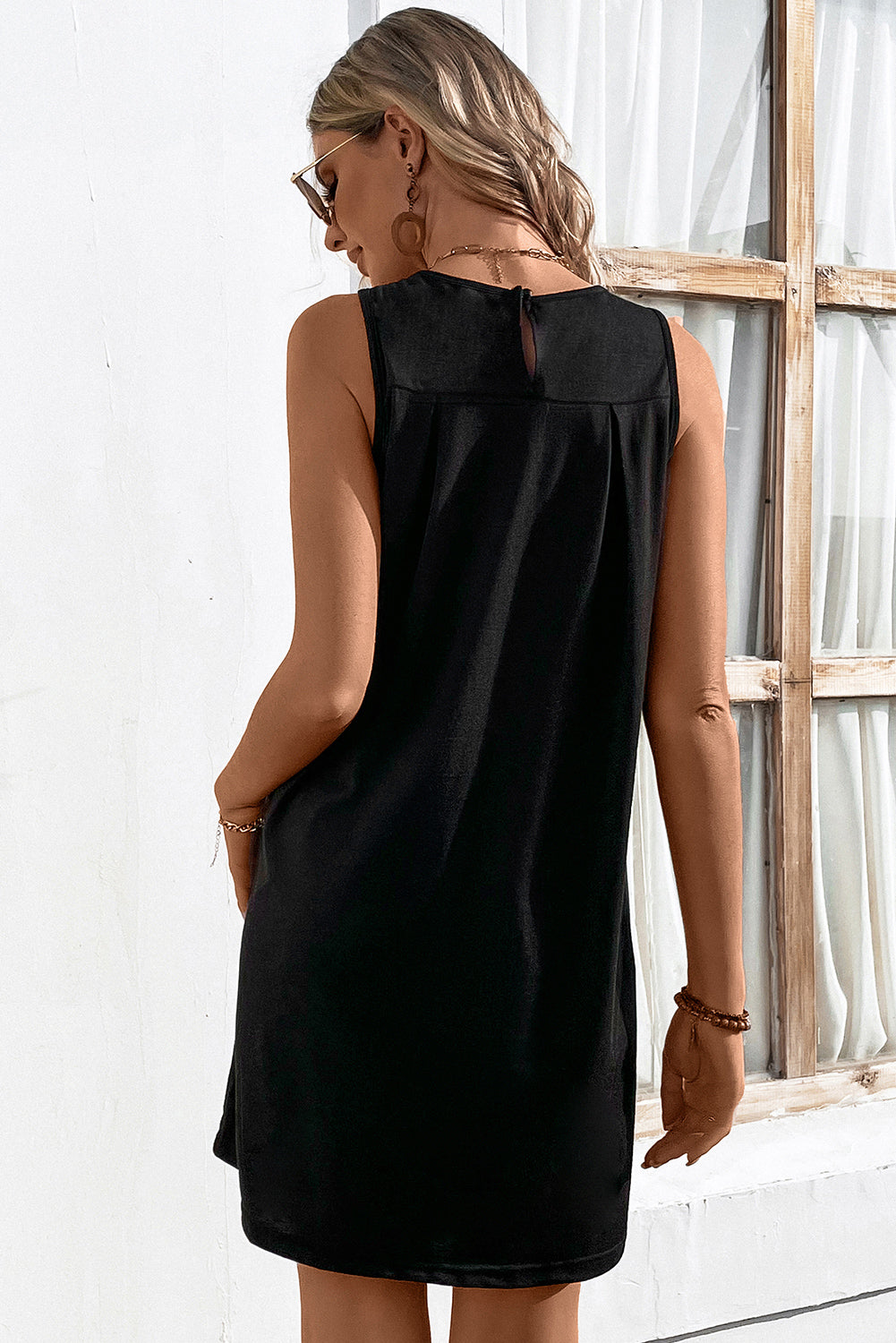 Robe noire plissée sans manches en patchwork