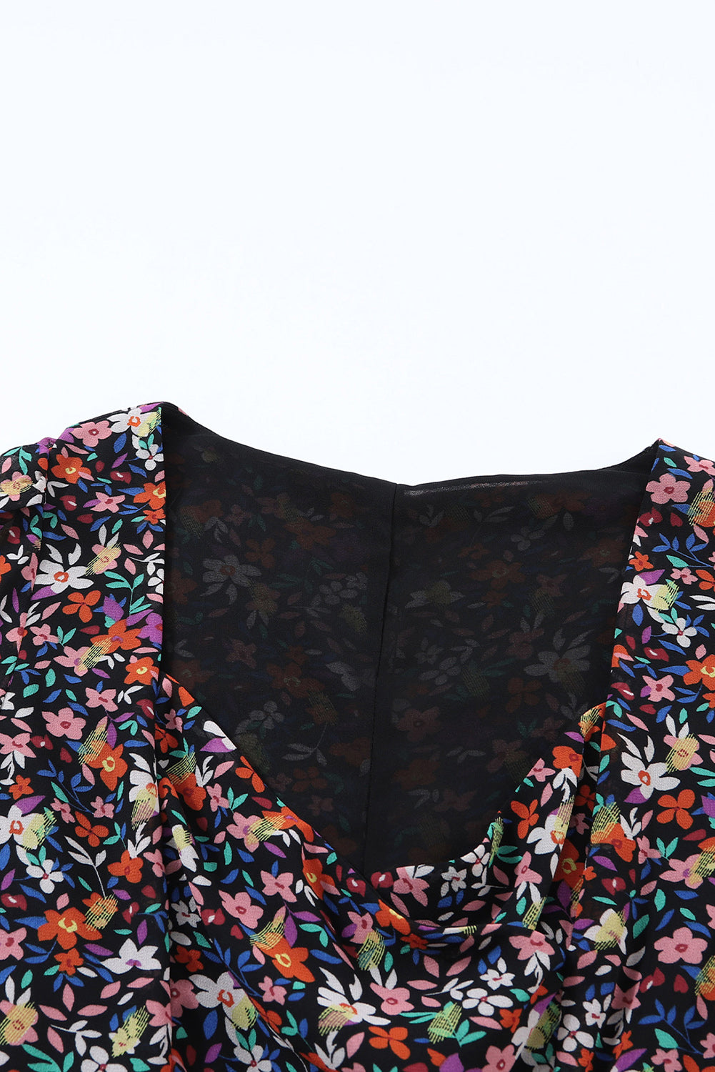 Blouse florale noire à col en V et manches bouffantes