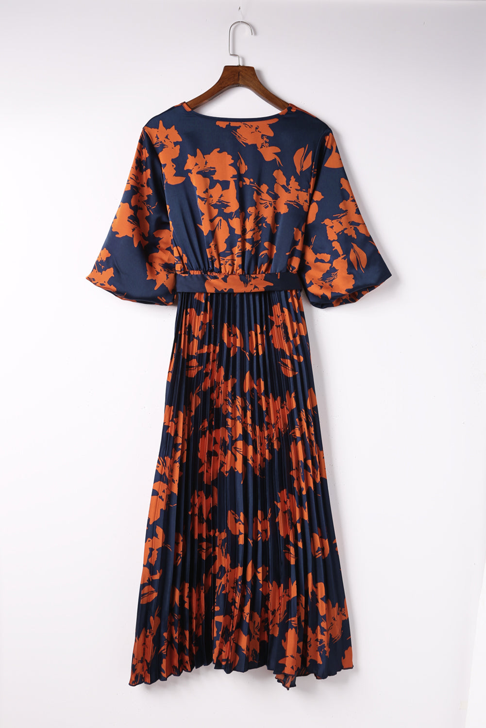 Robe longue plissée à fleurs orange avec col en V et cravate