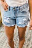 Short en jean bleu clair à ourlet effiloché