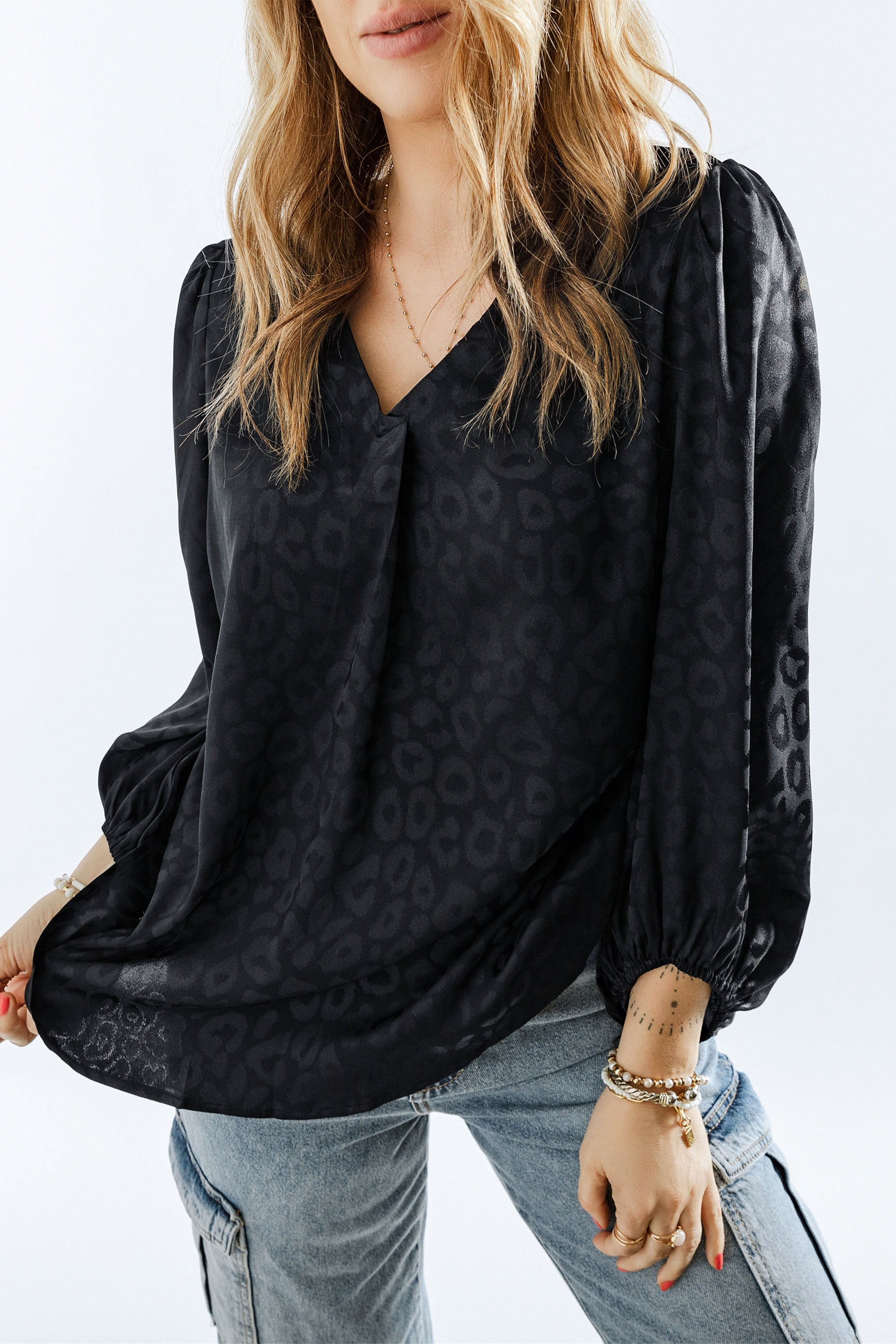 Blouse noire à motif léopard et col en V 