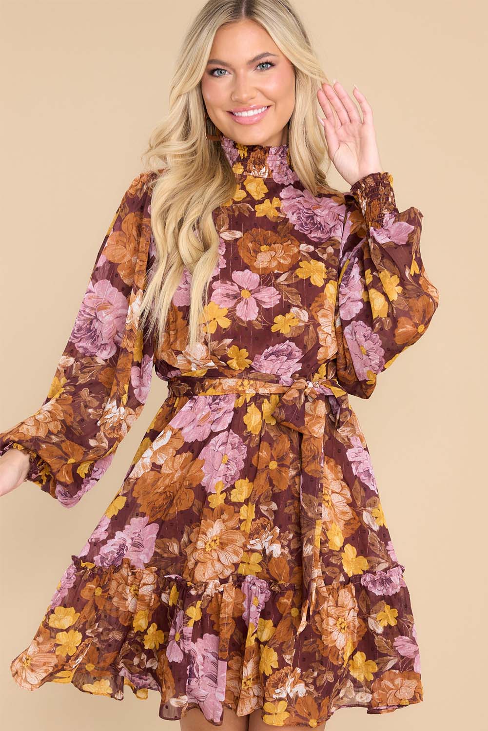 Robe florale multicolore froncée à col haut et à lacets taille haute