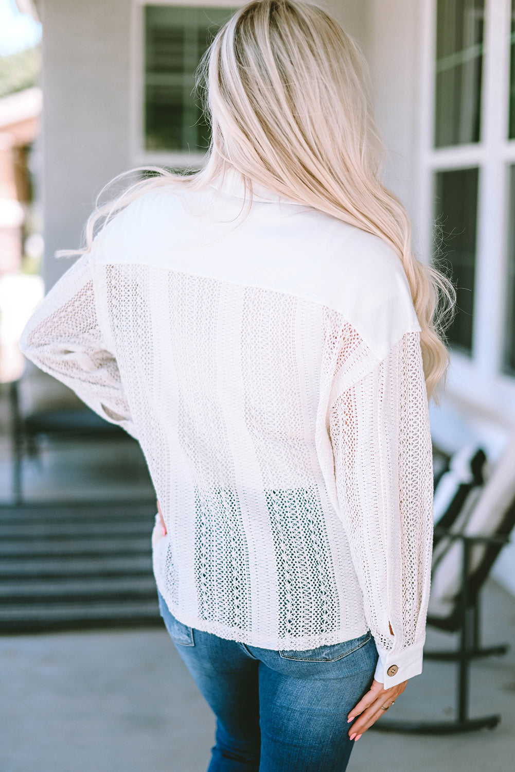 Veste beige transparente à col boutonné en dentelle