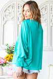 Blouse verte à manches bouffantes en satin