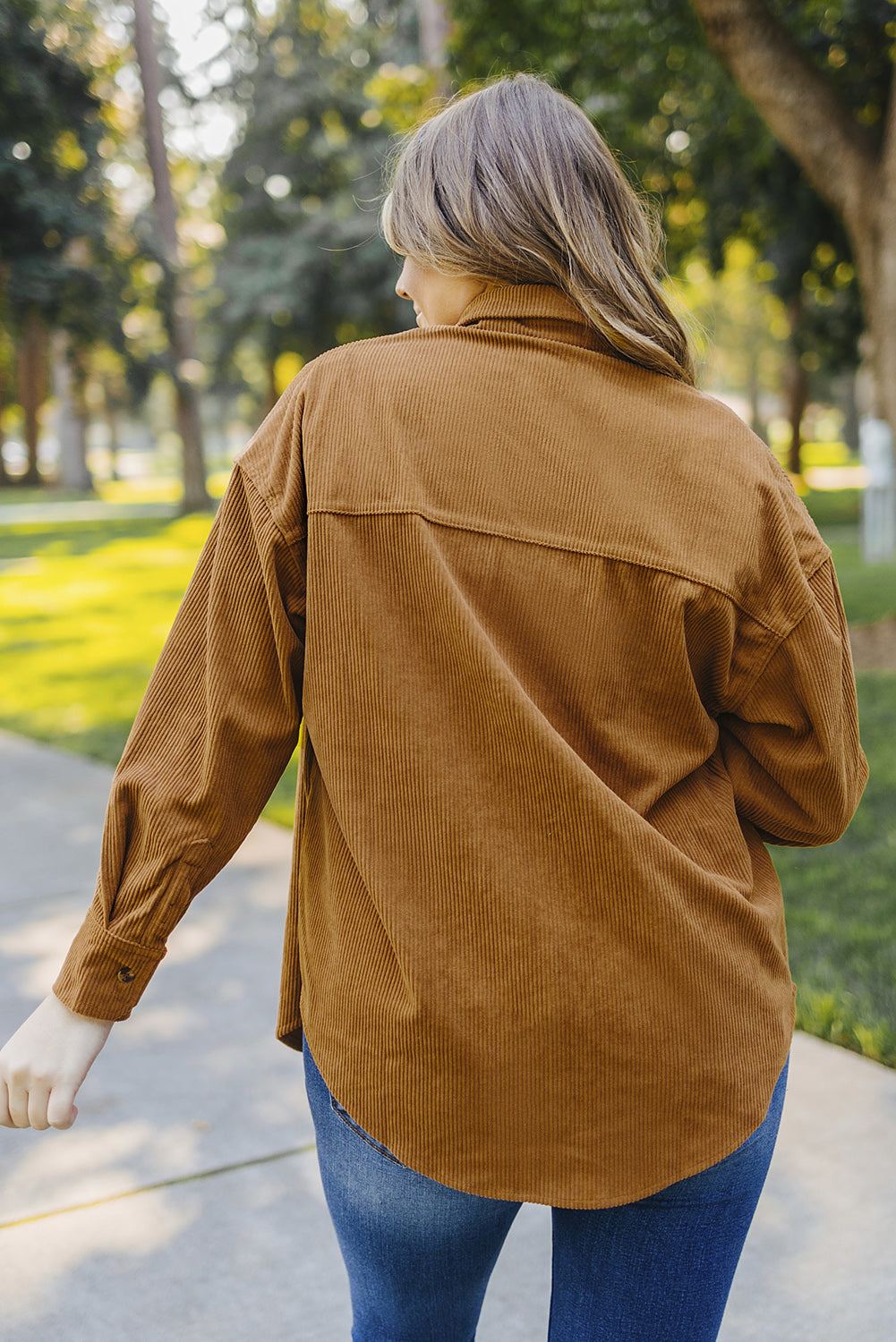 Chemise marron à poche boutonnée en velours côtelé