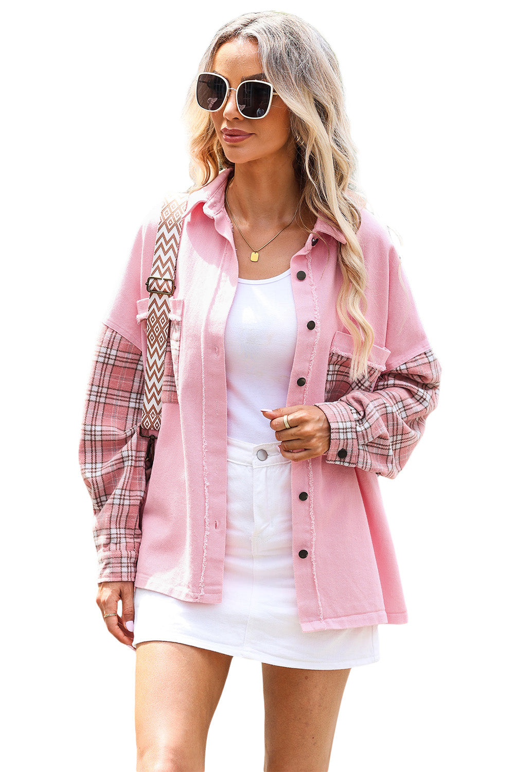 Veste courte rose à carreaux et ourlet brut