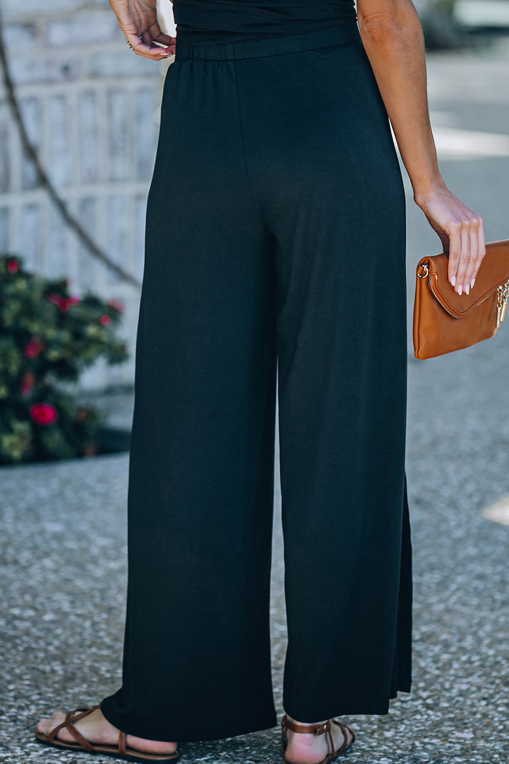 Pantalon noir taille moyenne à jambe large et fente latérale