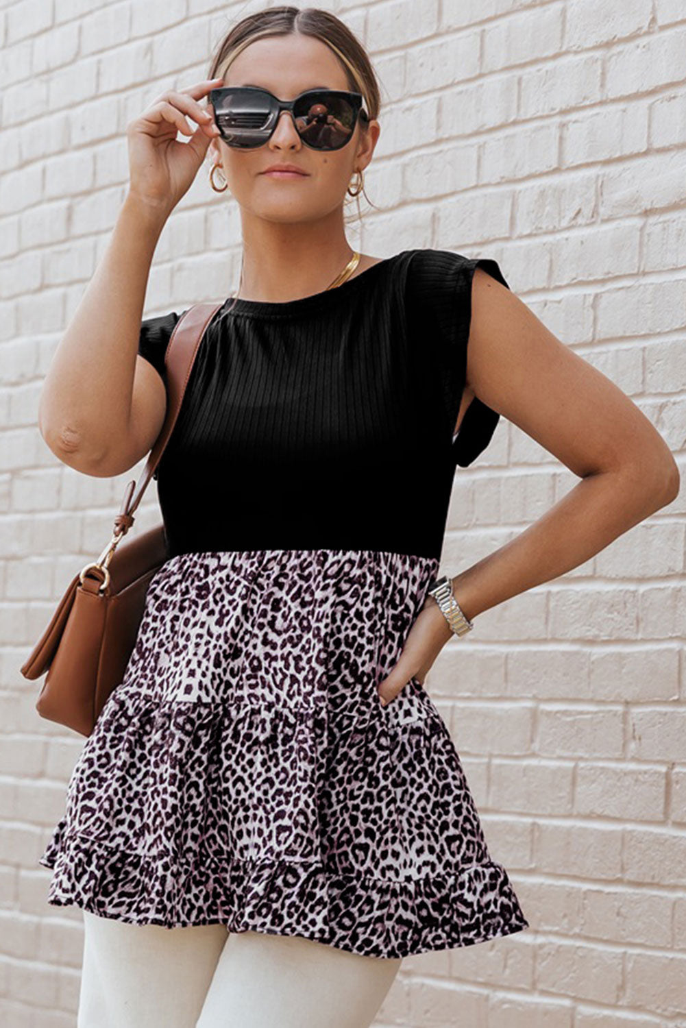 Blouse noire à épissure léopard avec corsage à manches à volants