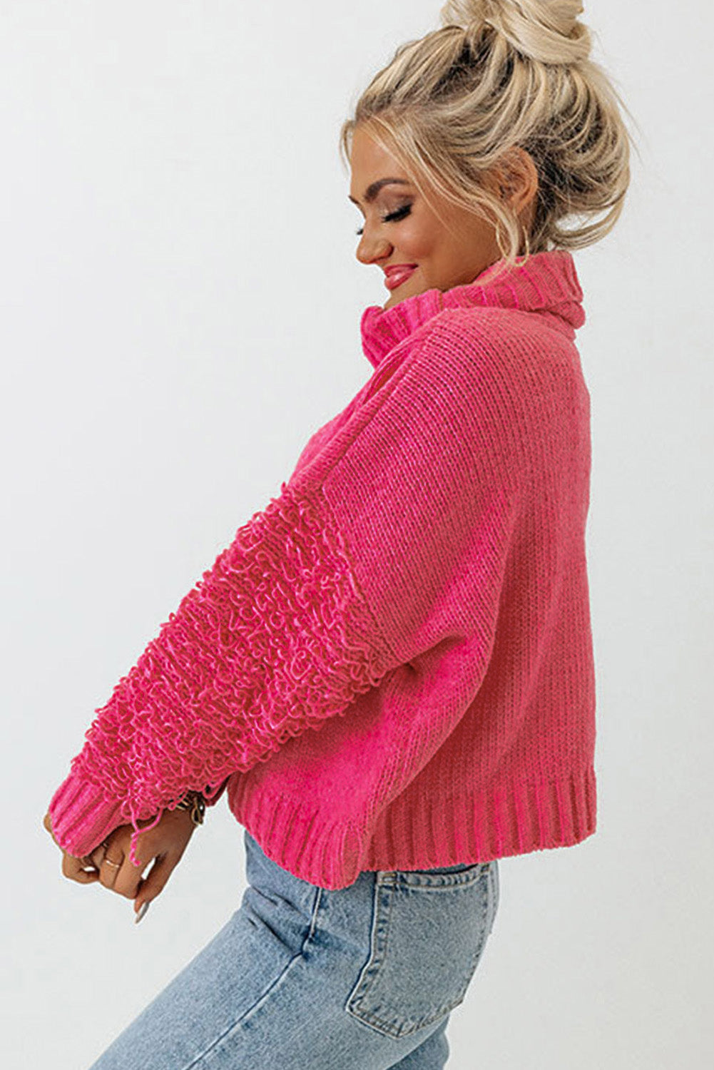 Pull en tricot côtelé rose à manches pelucheuses et col roulé