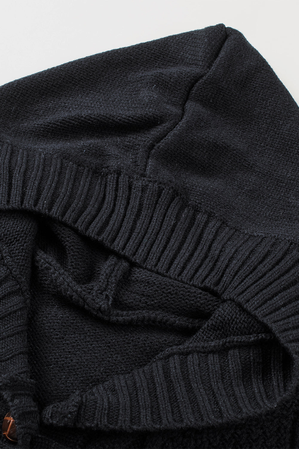 Cardigan à capuche noir en tricot à motif torsadé boutonné sur le devant 