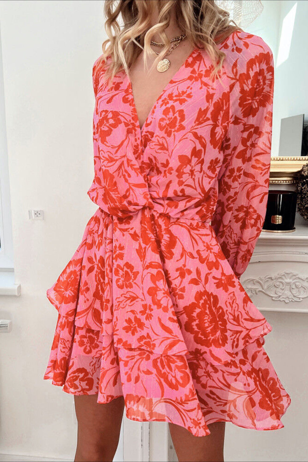 Robe rouge à volants et manches bouffantes superposées à fleurs