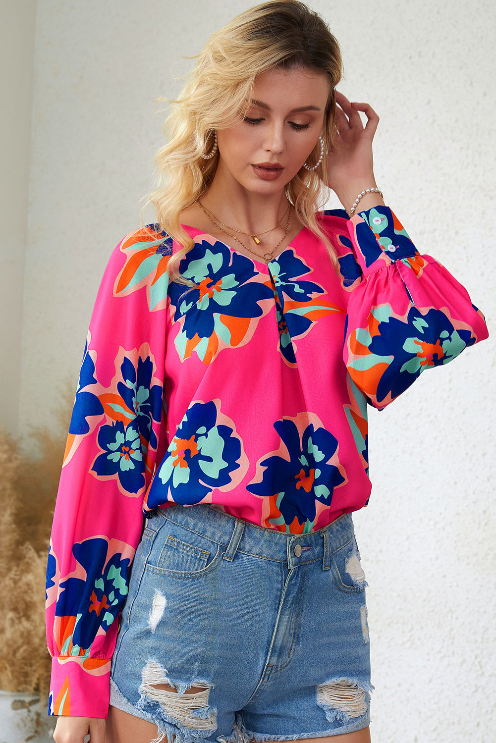 Blouse noire à manches bouffantes et imprimé floral