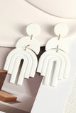 Boucles d’oreilles acryliques texturées en argile blanche