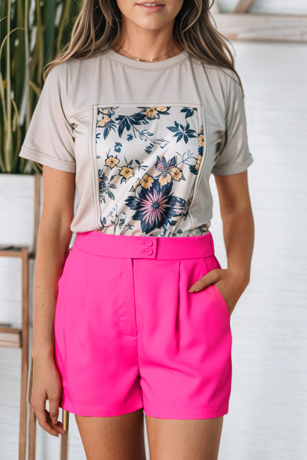 Short tailleur plissé rose avec boutons sur le devant