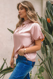 Blouse en satin rose torsadée à col haut et manches bouffantes