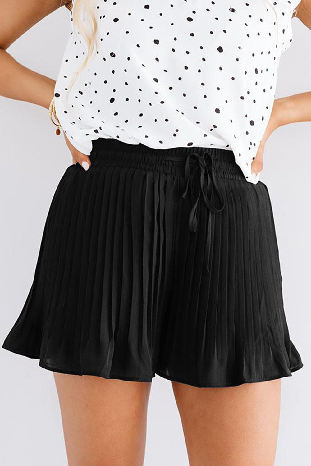 Short plissé fluide noir à taille avec cordon de serrage