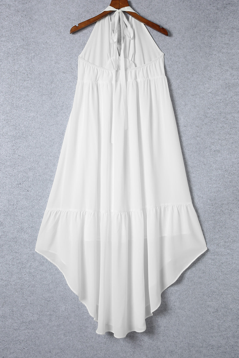 Robe longue asymétrique blanche à col licou et dos nu en V profond 