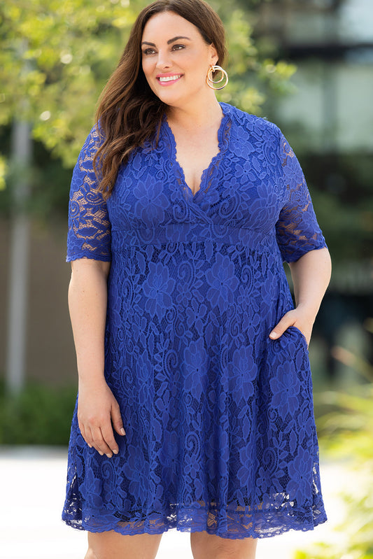 Robe mi-longue bleue en dentelle doublée à manches mi-longues de grande taille