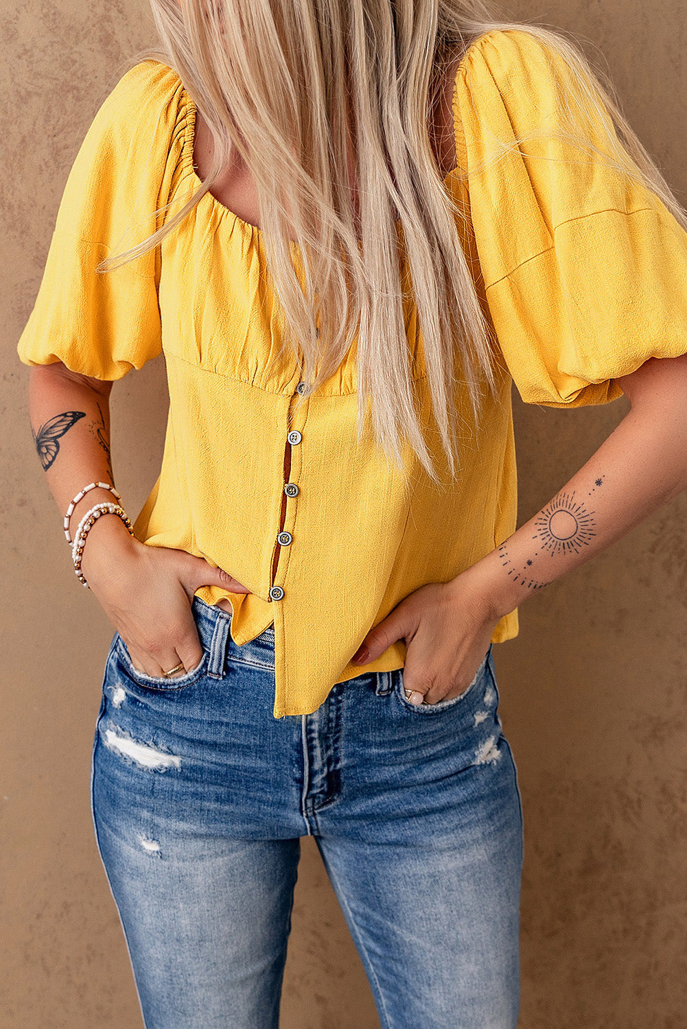 Blouse jaune froncée boutonnée à manches bouffantes