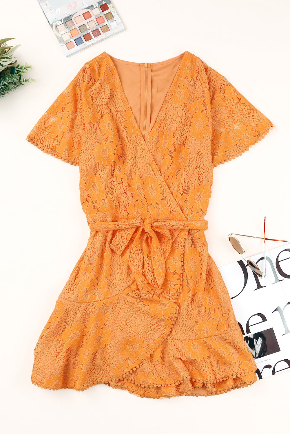 Robe courte orange en dentelle florale à col en V et manches flottantes