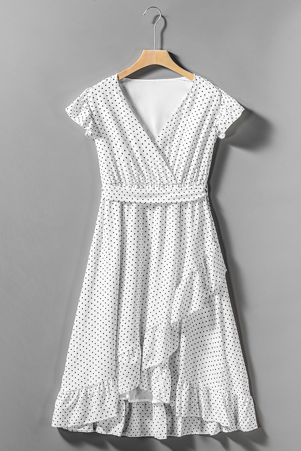 Robe mi-longue blanche à pois, col en V, cravate portefeuille, manches à volants