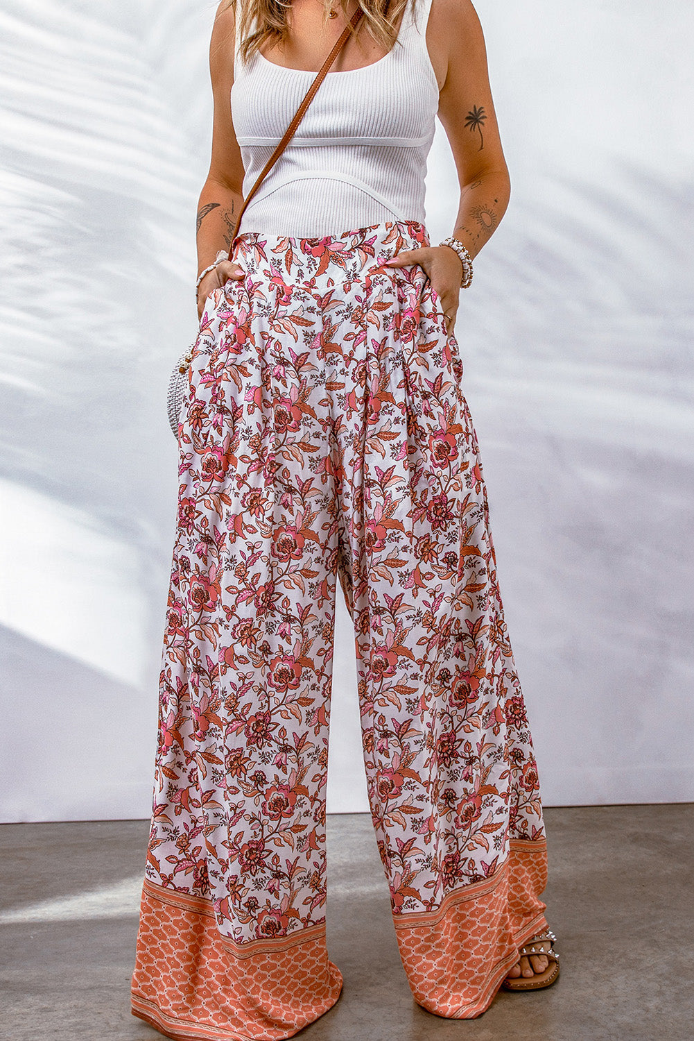 Pantalon large taille haute froncé à imprimé floral rouge