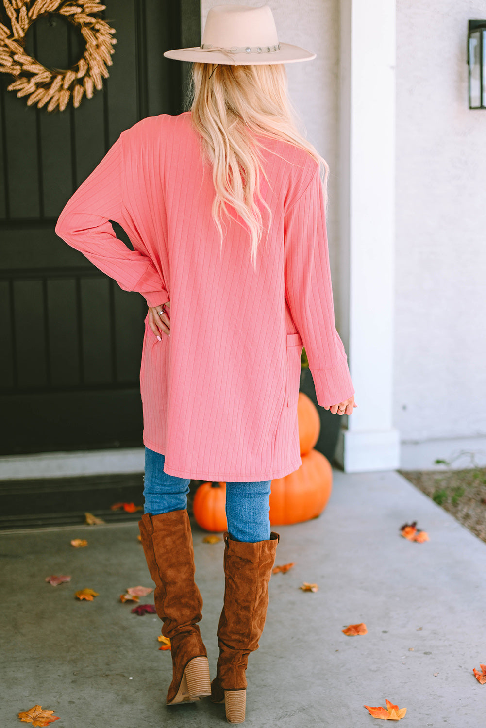 Cardigan en tricot rose ouvert avec poches sur le devant