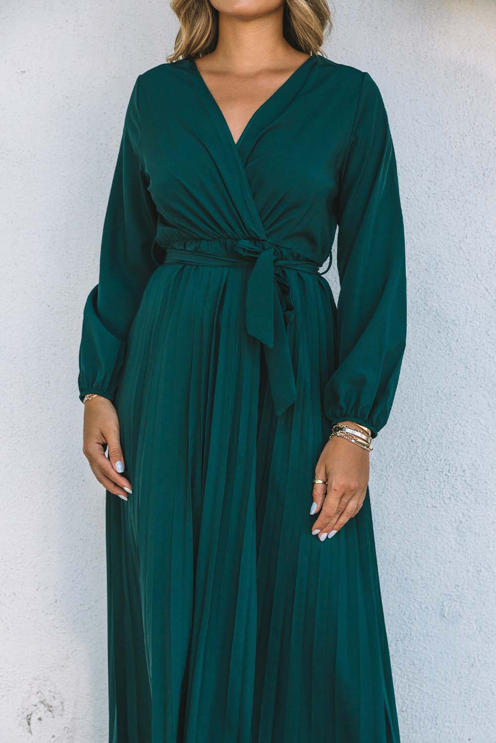 Robe plissée verte à col en V et taille portefeuille à nouer