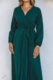 Robe plissée verte à col en V et taille portefeuille à nouer