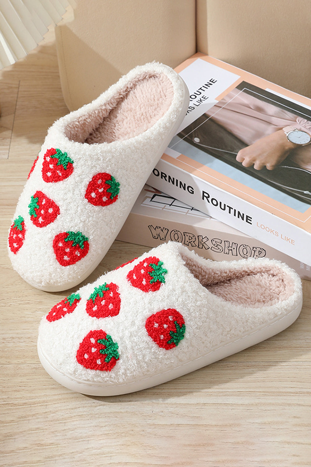 Chaussons de maison à motif de fraise floue, blanc brillant, mignons