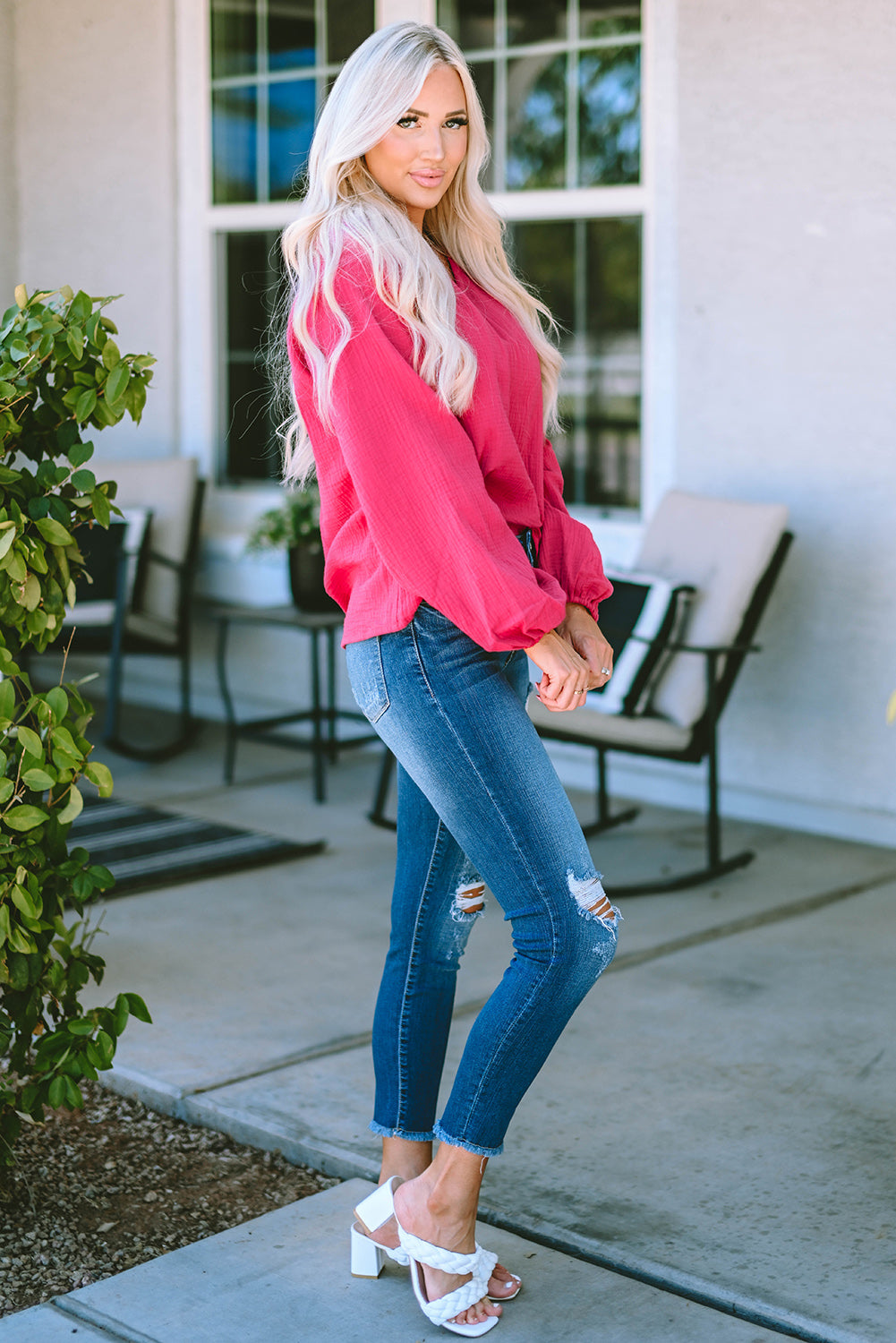 Blouse froissée rose à manches bouffantes et col fendu