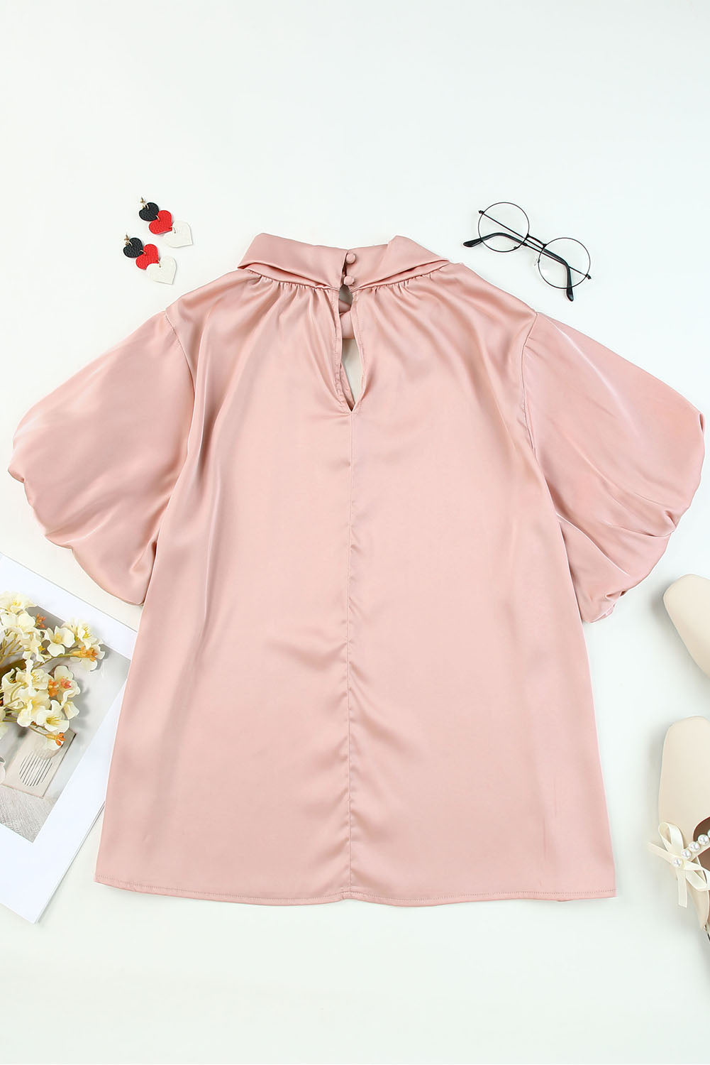 Blouse en satin rose torsadée à col haut et manches bouffantes