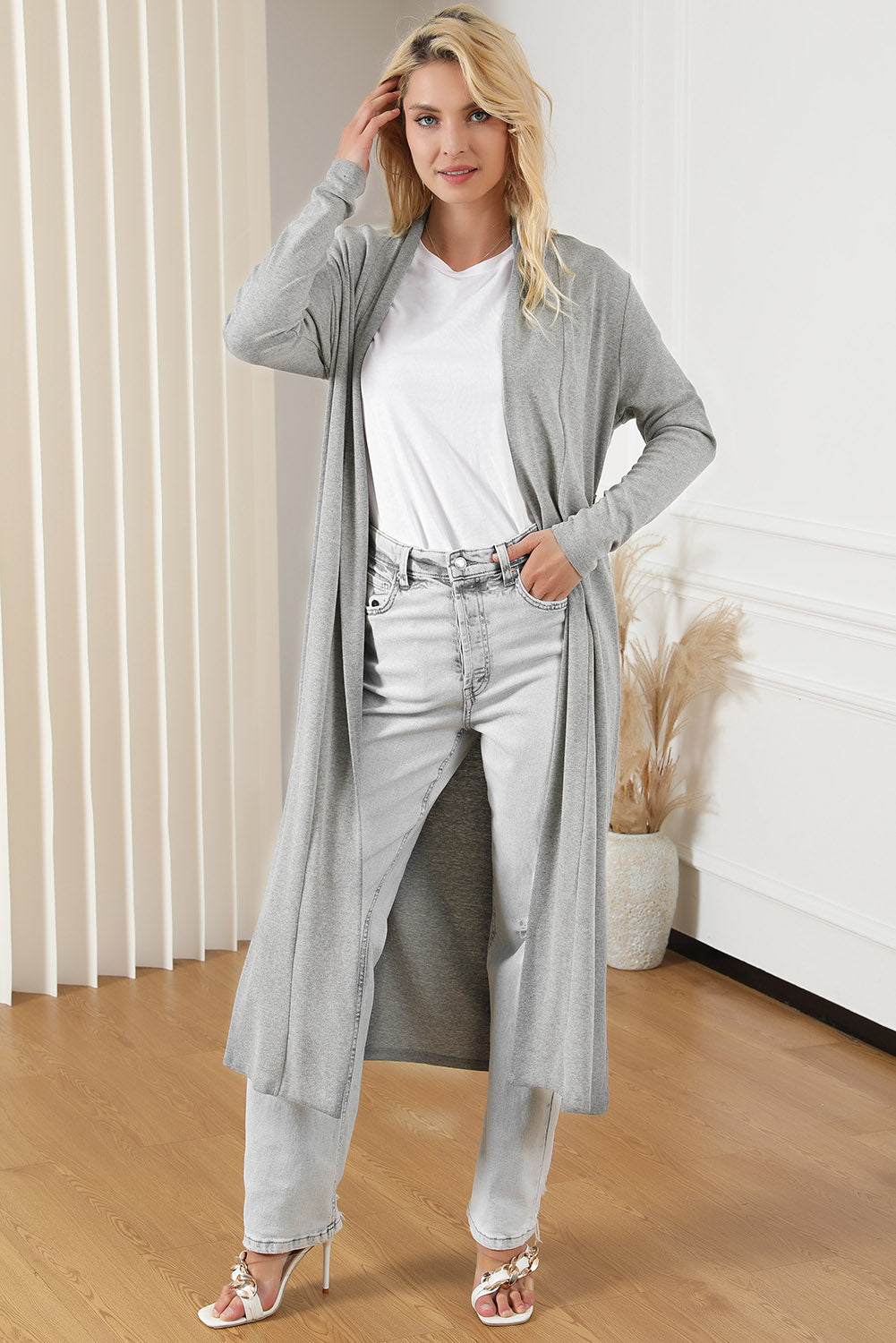 Cardigan long gris noué au dos ouvert sur le devant