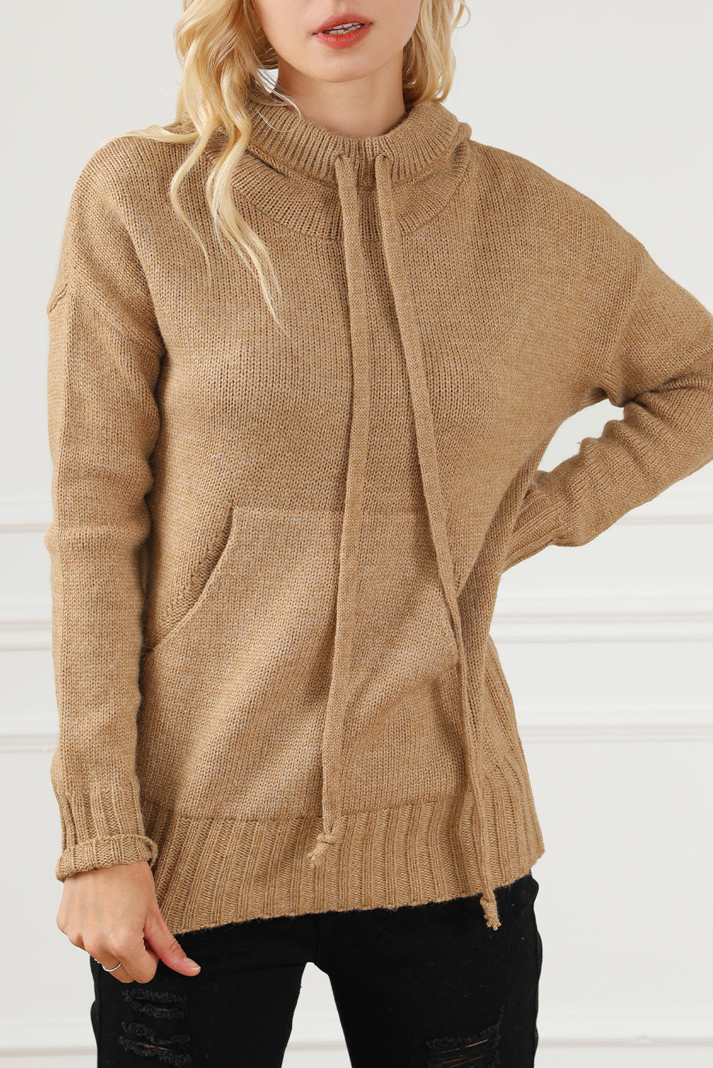 Pull à capuche gris avec cordon de serrage et col bénitier