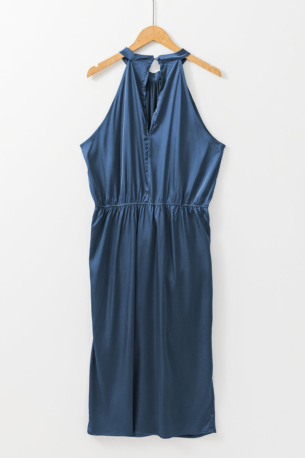 Robe mi-longue bleue en satin froncé sans manches avec fente latérale