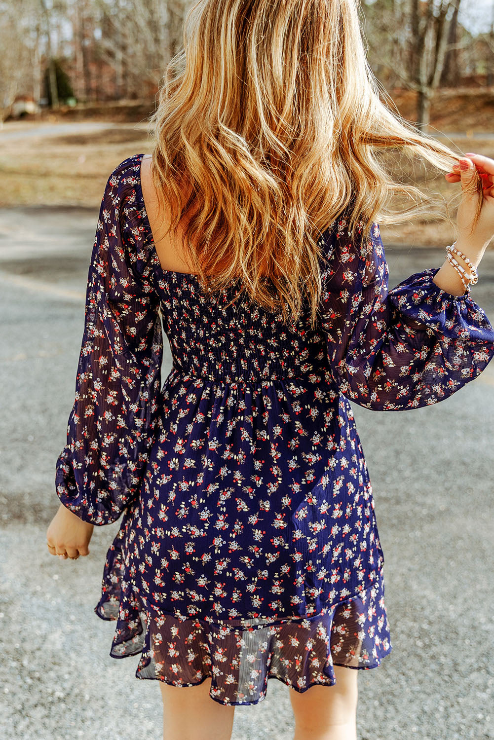 Robe bleue smockée à imprimé floral et manches bouffantes à col carré