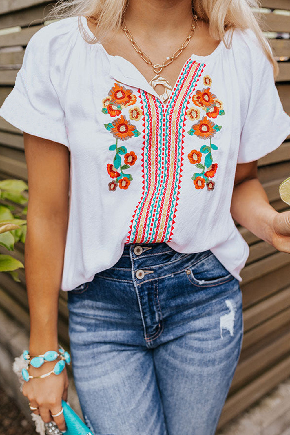 Blouse brodée florale à manches courtes et col en V