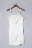 Mini-robe blanche sans bretelles avec bordure en plumes moelleuses