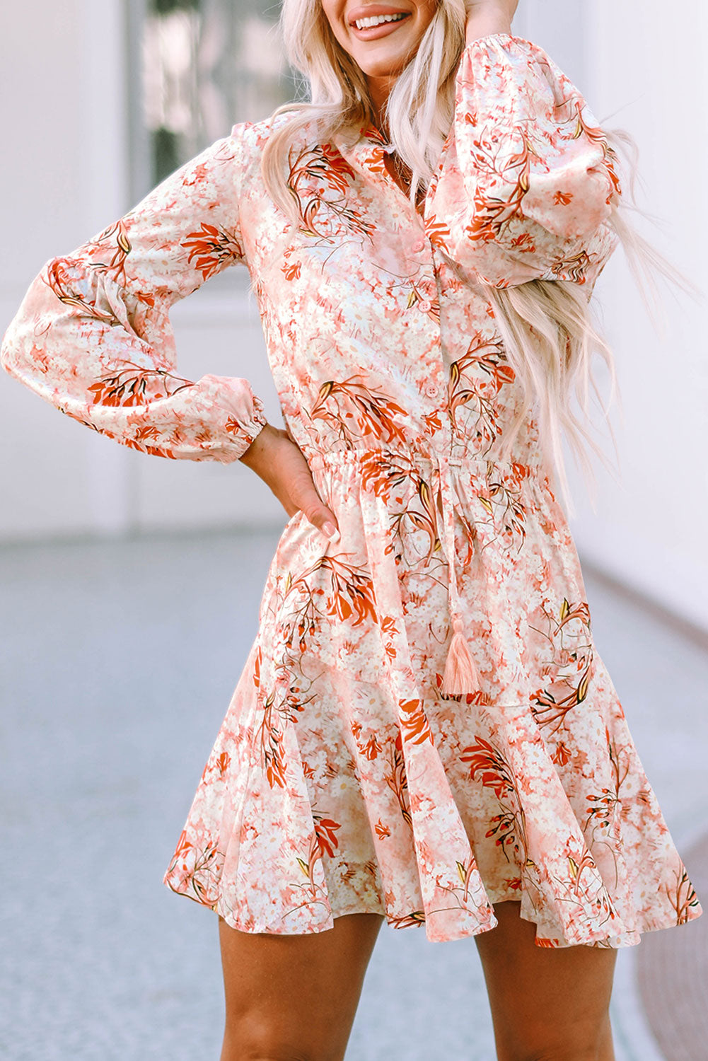 Robe florale orange à manches bouffantes et taille cintrée