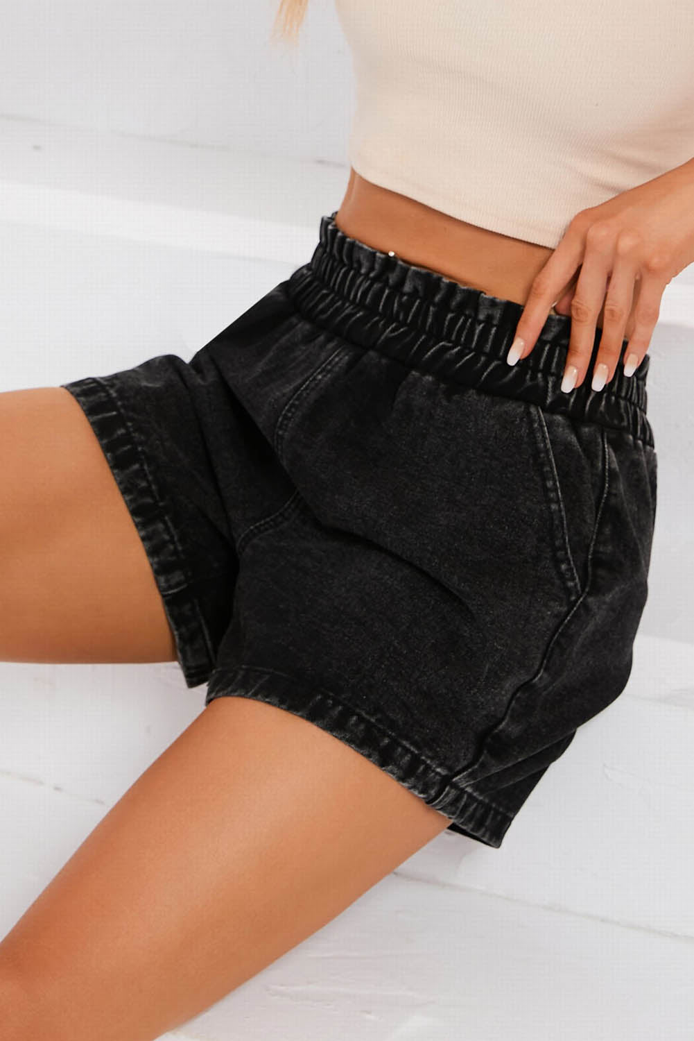 Short en denim taille haute élastique à volants rétro noir délavé à l'eau de Javel